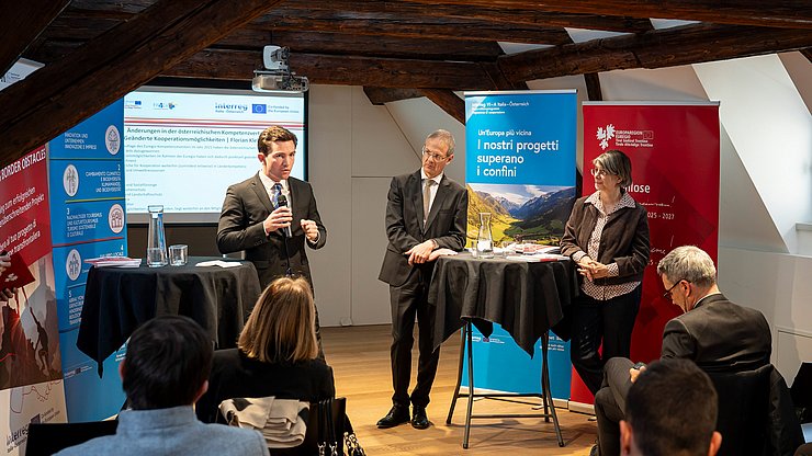 Von links: Florian Klebelsberg, wissenschaftlicher Mitarbeiter am Institut für Föderalismus in Innsbruck, Professor Obwexer und Professorin Happacher (Universität Innsnruck) bei der Vorstellung des Euregio-Kompetenzmonitors.
