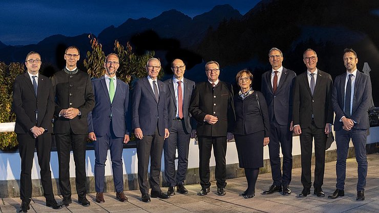 Auf der Terrasse des Inntalerhofes in Mösern: Das Bild wurde dem Gründungsfoto vor 50 Jahren nachempfunden.