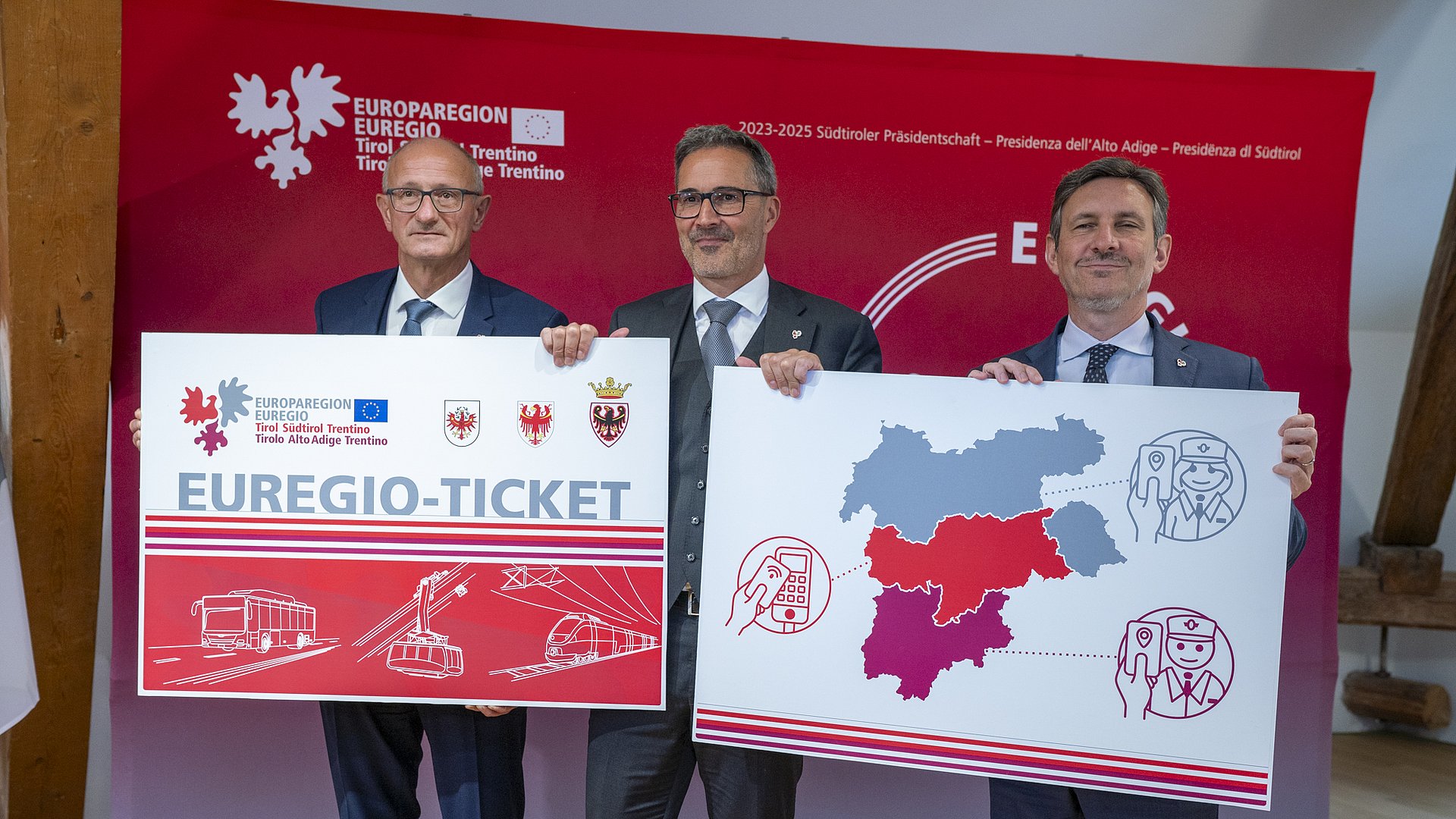 Vorstellung des Euregio-Tickets: (von links) Euregio-Präsident Anton Mattle, Südtirols Landeshauptmann Arno Kompatscher und der Vizepräsident der Autonomen Provinz Trient, Achille Spinelli