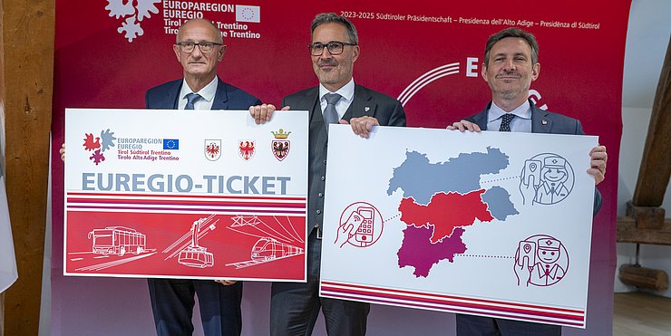 Vorstellung des Euregio-Tickets: (von links) Euregio-Präsident Anton Mattle, Südtirols Landeshauptmann Arno Kompatscher und der Vizepräsident der Autonomen Provinz Trient, Achille Spinelli