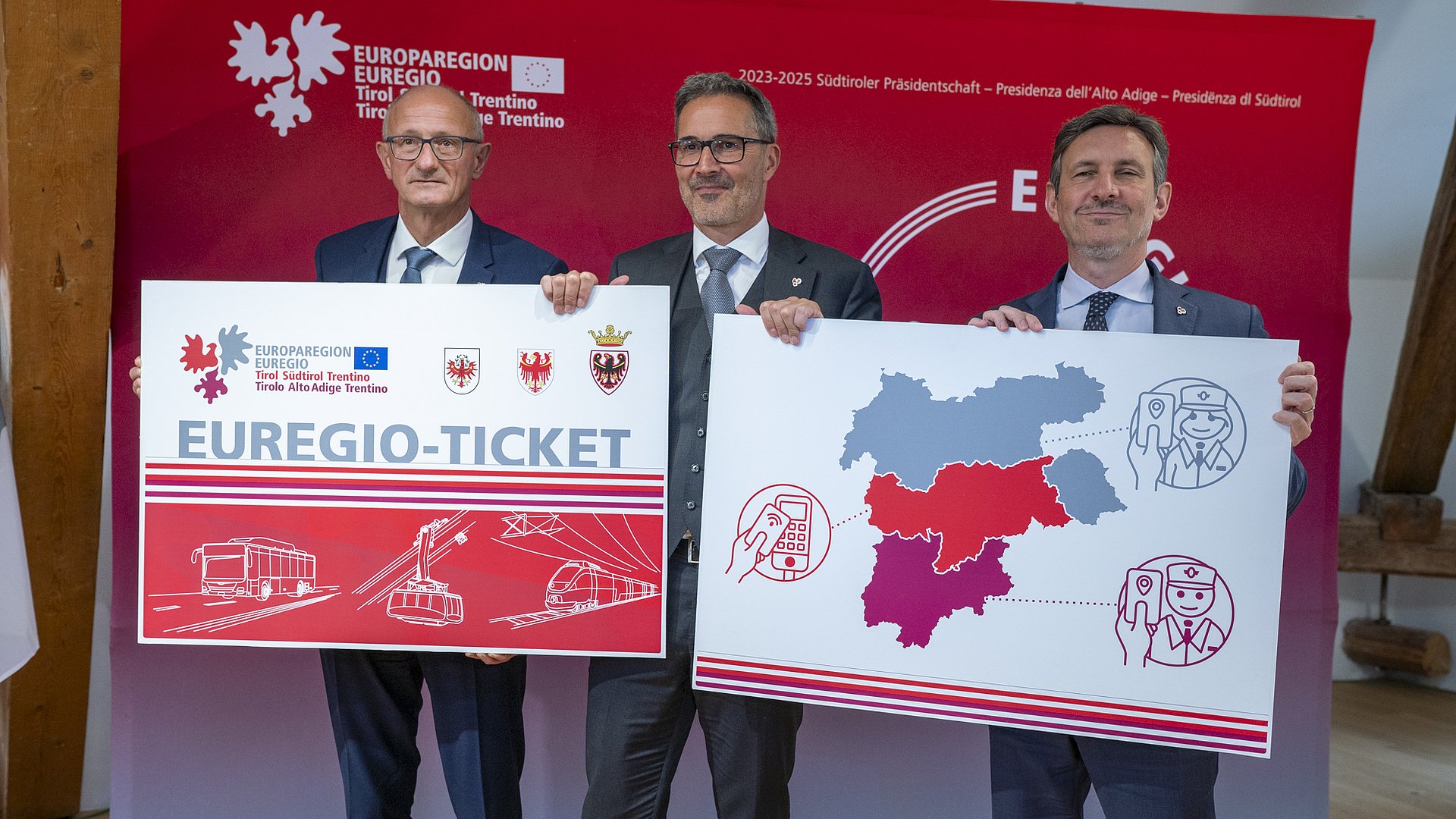 Vorstellung des Euregio-Tickets: (von links) Euregio-Präsident Anton Mattle, Südtirols Landeshauptmann Arno Kompatscher und der Vizepräsident der Autonomen Provinz Trient, Achille Spinelli