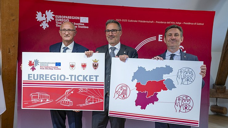 Annuncio della data di avvio e della grafica dell'Euregio-ticket: (da sinistra) il presidente del Tirolo Anton Mattle, il presidente dell'Euregio e dell'Alto Adige Arno Kompatscher e il vicepresidente del Trentino Achille Spinelli. 