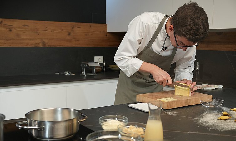 In „Euregio in tavola“ lo chef Delvai conferisce al tradizionale caronzièi un sapore innovativo. 