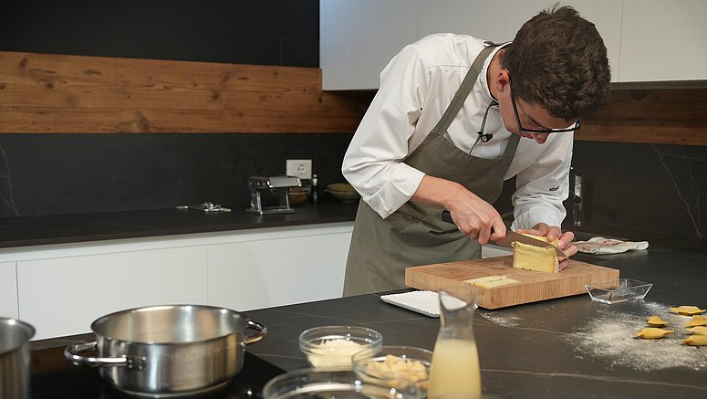 In „Euregio in tavola“ lo chef Delvai conferisce al tradizionale caronzièi un sapore innovativo. 