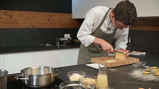 In „Euregio in tavola“ lo chef Delvai conferisce al tradizionale caronzièi un sapore innovativo. 