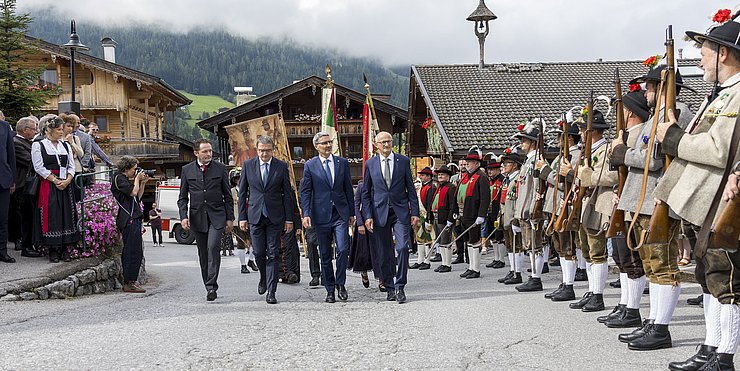© Land Tirol/Sedlak L' inaugurazione del Forum europeo di Alpbach e il ricevimento secondo le tradizioni locali sulla piazza della chiesa di Alpbach. Da sinistra: il ministro federale austriaco Norbert Totschnig, il presidente del Trentino Maurizio Fugatti, il presidente dell'Euregio e presidente dell'Alto Adige Arno Kompatscher e il capitano del Tirolo Anton Mattle.
