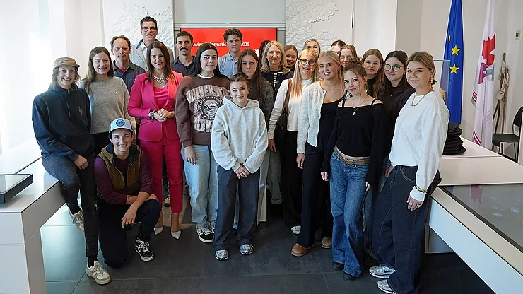 © Land Tirol/Pölzl Zu Besuch bei den Lawineninformationstagen: Eine 4. Klasse der HLWest.