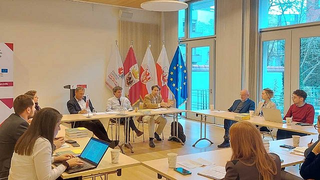 © Euregio Foto der diskutierenden Kommissionsbeamte sowie Leiterinnen und Leiter der ARGE ALP Verbindungsbüros