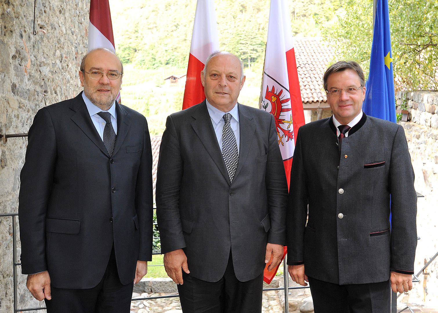 Erste Vorstandssitzung mit Lorenzo Dellai (links), Luis Durnwalder (Mitte) und Günther Platter (rechts) auf Schloss Tirol am 13. Oktober 2011