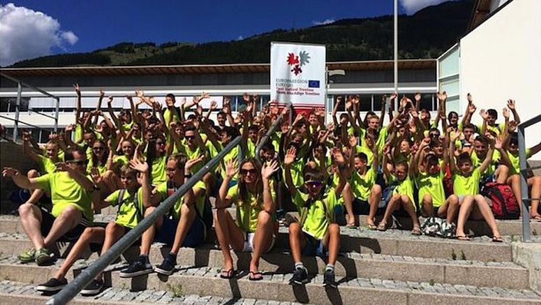 Gruppo di ragazzi e ragazze all'EuregioSportCamp nel 2018 a Malles in Alto Adige.