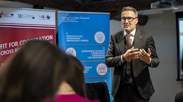 „Die aktualisierte Ausgabe zeigt klar: Wenn wir unsere Autonomie stärken, eröffnet dies der gesamten Euregio sehr konkrete Handlungsmöglichkeiten – besonders in Bereichen wie Umwelt- und Energiepolitik, Raumordnung, Bildung, Katastrophenschutz und sozialen Diensten.“, so Landeshauptmann Arno Kompatscher