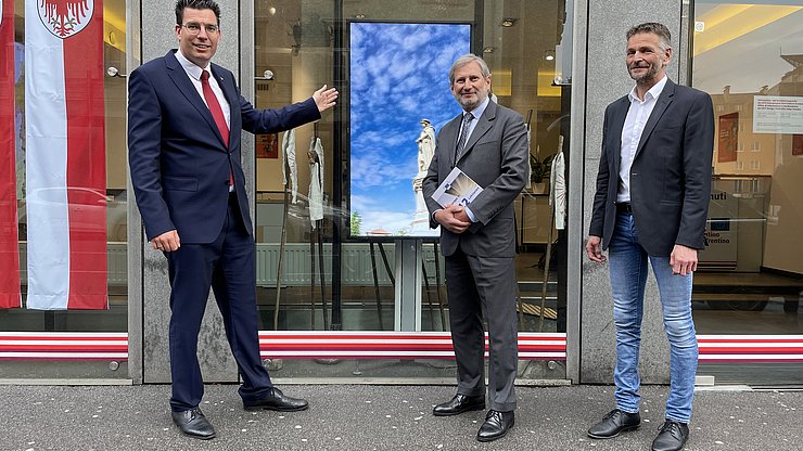 Matthias Fink mit EU-Kommissar Johannes Hahn und Andreas Greiter