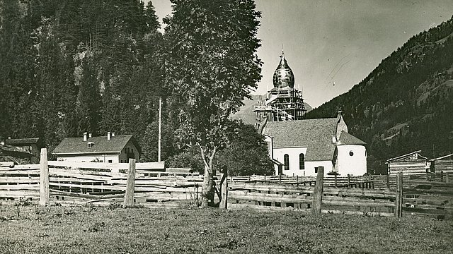 La chiesa del Sacro Cuore di Huben (Comune Matrei in Osttirol) in costruzione, intorno al 1926