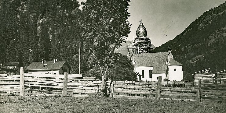 Die Herz-Jesu-Kirche in Huben (Gemeinde Matrei in Osttirol) in Bau, um 1926