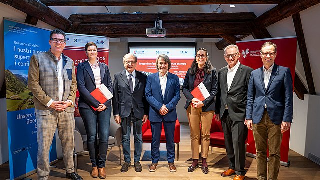 Hanno presentato il progetto “Salute vicina ai cittadini” (da sinistra): Matthias Fink (Segretario generale dell'Euregio), Maria Pflanzner-Stockl, il difensore civico Sandro Raimondi, l'assessore provinciale Hubert Messner, la difensora civica Veronika Meyer, Birger Rudisch e Günther Sommia. 