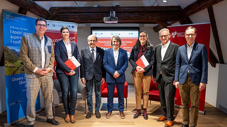 Stellten das Projekt „Bürgernahe Gesundheit“ vor (von links): Matthias Fink (Euregio-Generalsekretär), Maria Pflanzner-Stockl, Volksanwalt Sandro Raimondi, Landesrat Hubert Messner, Volksanwältin Veronika Meyer, Birger Rudisch und Günther Sommia. 
