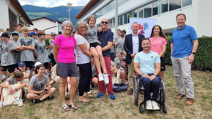 Visita al campo sportivo dell'Euregio a Malles: (da destra) il direttore del liceo sportivo di Malles, Werner Oberthaler, Simon Wallner (seduto), Christoph von Ach (Euregio), Marco Vender (Ufficio sport della Provincia di Trento), Laura Savoia (Ufficio sport della Provincia di Bolzano), Gertrud Schwarz (Liceo sportivo) 
