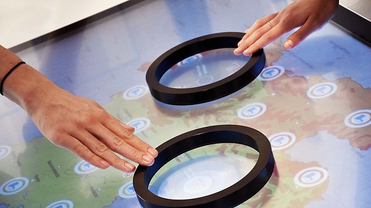 © Land Tirol/Neuner Interaktive Elemente zur Lawinenkunde im Euregio-Infopoint in Innsbruck.