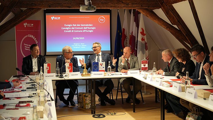 Presentazione della brochure Euregio per i Consigli comunali: (da sinistra) Karl-Josef Schubert (Tirolo), Andreas Schatzer (Alto Adige), il presidente della Provincia autonoma di Bolzano Arno Kompatscher, Paride Gianmoena (Trentino). 