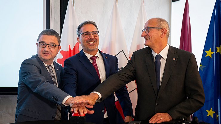 Nuovo Bollettino meteo dell‘Euregio: (da sinistra) i Presidenti della Provincia di Trento Maurizio Fugatti, dell’Euregio e della Provincia di Bolzano Arno Kompatscher e il Capitano del Tirolo Anton Mattle in giugno hanno dato il via ufficiale durante la riunione della Giunta all’Abbazia di Monte Maria 