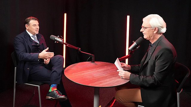 Moderator Dénes Széchényi (r.) im Gespräch mit Simon Lochmann (l.).