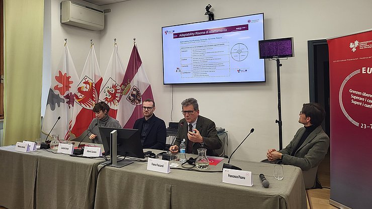 Es wurden die Zwischenergebnisse der einzelnen Euregio-Territorien vorgestellt: v.l. Carlotta Giorgis, Alberto Casciano, Franco Fraccaroli und Francesco Pisanu. 