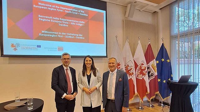 Da sinistra a destra: il deputato Herbert Dorfmann, la deputata Sophia Kircher, il direttore del Tirolo Richard Seeber.