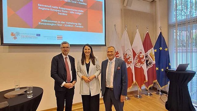 von links nach rechts: Abgeordneter Herbert Dorfmann, Abgeordnete Sophia Kircher, Direktor Tirol Richard Seeber