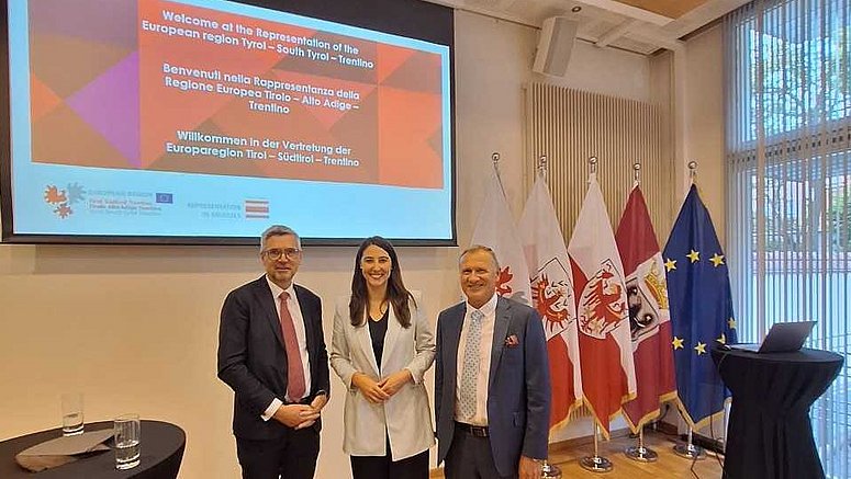 Da sinistra a destra: il deputato Herbert Dorfmann, la deputata Sophia Kircher, il direttore del Tirolo Richard Seeber.