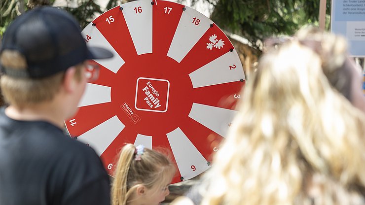 © Land Tirol/Sedlak An den Informationsständen der Abteilung Gesellschaft und Arbeit mit dem InfoEck der Generationen und dem EuregioFamilypass konnten sich Familien über den Tiroler Familienpass/EuregioFamilyPass, die Tiroler Jugendkarte sowie weitere Unterstützungsangebote des Landes informieren.