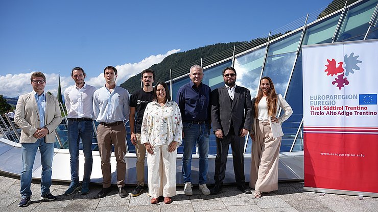© Euregio/Armin Gluderer Euregio-Innovationspreis 2026: Gruppenfoto der Finalistinnen und Finalisten (von links) Yannick Back (Terra Atmos), Elia Fregonese und Antonio Maria Vizioli (beide Fraido), Philipp Tschaikner (KinCon Biolabs), Stefania Malfatti (Behavix), Michael Eckle und Andreas Hanschek (Vahle Automation und Universität Innsbruck), Beatrice Iaia (Biotitan)