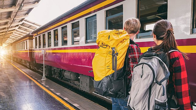 Donna E Uomo In Attesa Sulla Stazione Ferroviaria