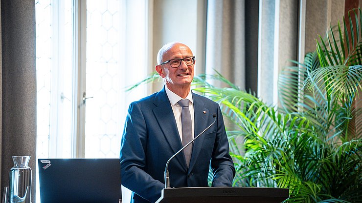 L presidënt dl’Euregio y cumandant dl Tirol Anton Mattle: “La Borsa lëur Euregio reprejënta n var mpurtant per renfurzé sëuraprò l barat y la cunlaurazion tl marcià dl lëur danter Tirol, Südtirol y l Trentin.” 