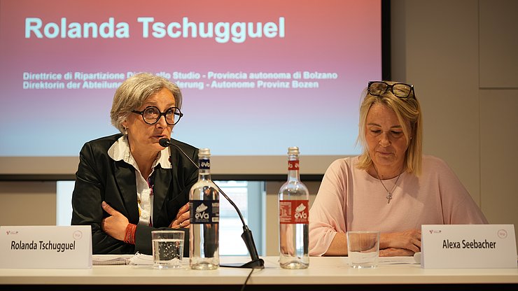 Berichteten über das Beratungsangebot des Landes Südtirol: Rolanda Tschugguel (l.), Direktorin der Abteilung Bildungsförderung, und Alexa Seebacher, Direktorin des Amtes für Berufsberatung. 