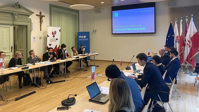  Zwei Reihen von Menschen sitzen sich im Konferenzsaal der Vertretung der Europaregion in Brüssel gegenüber.