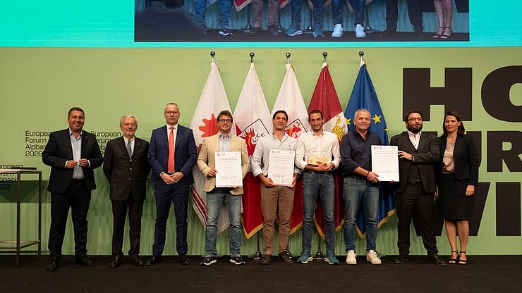 © Land Tirol/Sedlak Preisträgerinnen und Preisträger Euregio-Innovationspreis Kategorie 1: (von links) Jury-Vorsitzender Marcus Hofer, Michl Ebner (Handelskammer Bozen), Andrea De Zordo (Handelskammer Trient), Yannick Back (Terra Atmos), Antonio Maria Vizioli und Elia Fregonese (Fraido SRL), Michael Eckle und Andreas Hanschek (Vahle Automation) und Barbara Thaler (Wirtschaftskammer Tirol).