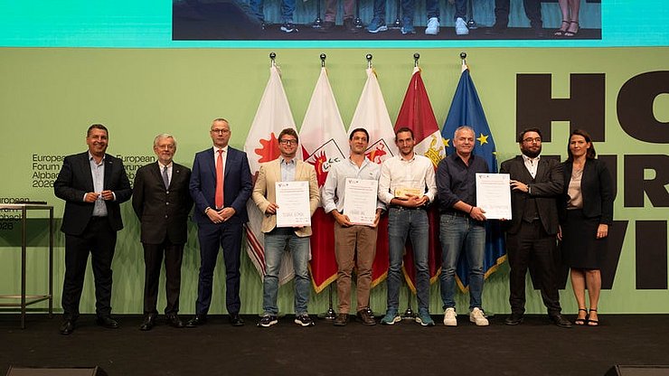 © Land Tirol/Sedlak Vincitori e vincitrici del Premio Innovazione dell'Euregio, Categoria 1: (da sinistra) il presidente della giuria Marcus Hofer, Michl Ebner (Camera di Commercio di Bolzano), Andrea De Zordo (Camera di Commercio di Trento), Yannick Back (Terra Atmos), Antonio Maria Vizioli ed Elia Fregonese (Fraido SRL), Michael Eckle e Andreas Hanschek (Vahle Automation) e Barbara Thaler (Camera di Commercio del Tirolo).