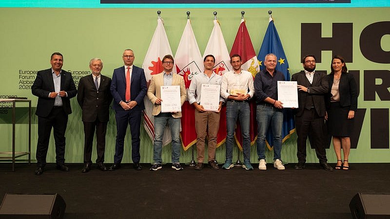 Preisträgerinnen und Preisträger Euregio-Innovationspreis Kategorie 1: (von links) Jury-Vorsitzender Marcus Hofer, Michl Ebner (Handelskammer Bozen), Andrea De Zordo (Handelskammer Trient), Yannick Back (Terra Atmos), Antonio Maria Vizioli und Elia Fregonese (Fraido SRL), Michael Eckle und Andreas Hanschek (Vahle Automation) und Barbara Thaler (Wirtschaftskammer Tirol).