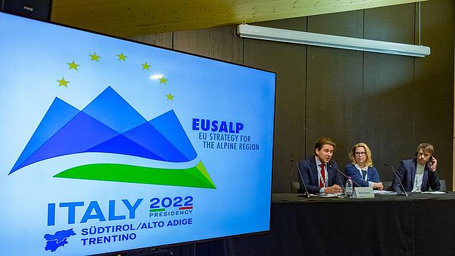 L'assessore trentino Mirko Bisesti all'Annual Forum di Eusalp a Trento