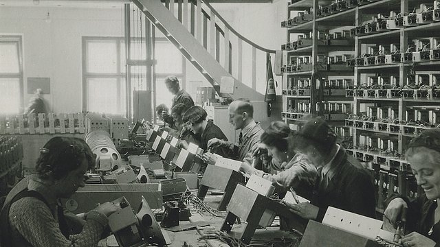 © Archivio Unda - Antique Radio Magazine Einblick in die Toblacher Radiofabrik in der Mitte der 1930er Jahre