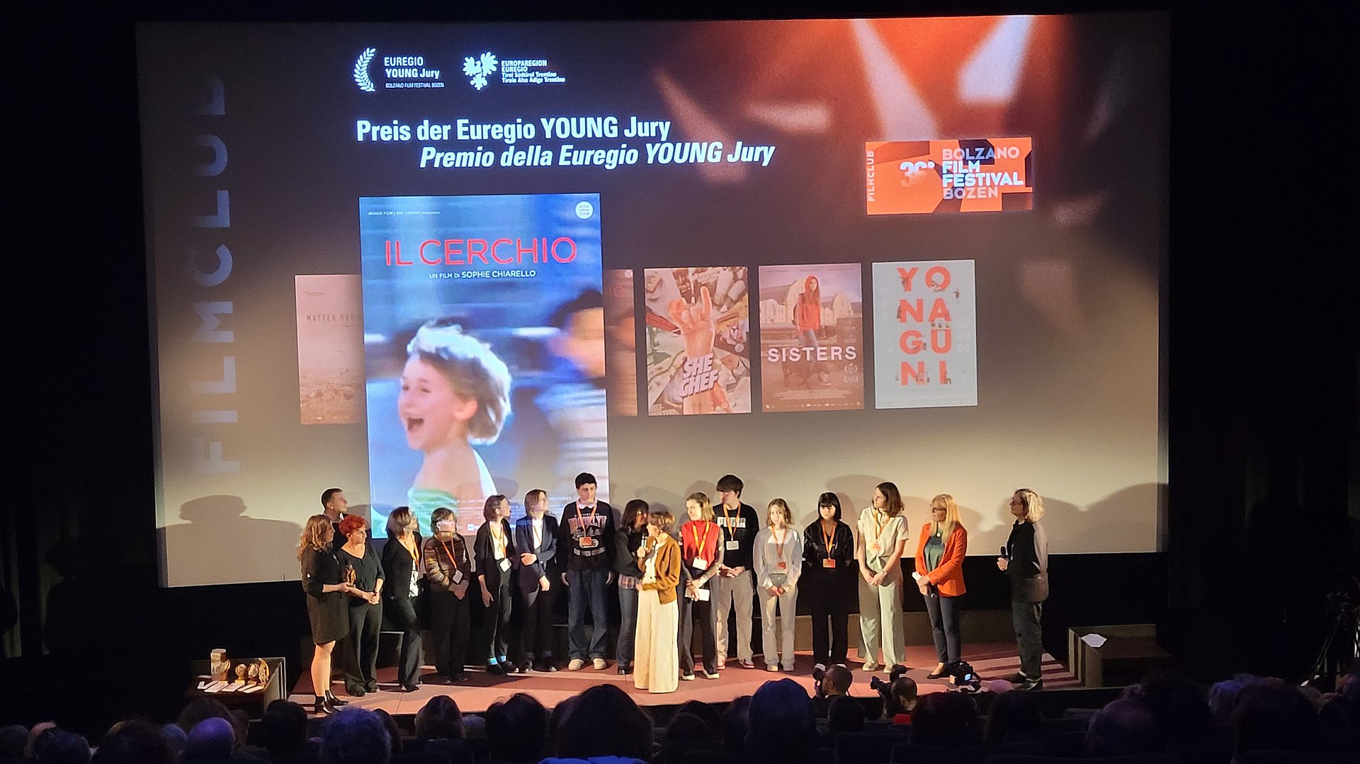 © Euregio/Armin Gluderer Die Euregio Young Jury bei der Preisvergabe im Jahr 2023 an den Film "Il cerchio"