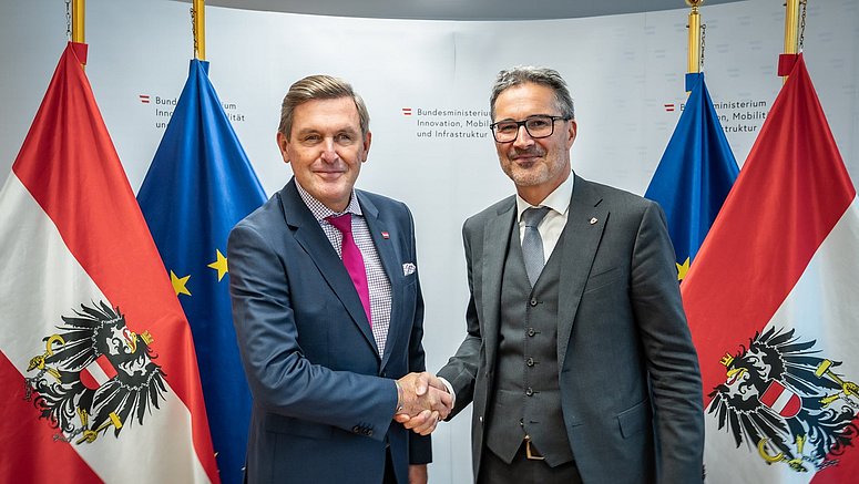 Am 13. Oktober traf Landeshauptmann Arno Kompatscher Bundesminister Peter Hanke zu einem Arbeitsgespräch in Wien. Seit April 2025 leitet Hanke das Bundesministerium für Innovation, Mobilität und Infrastruktur. Im Mittelpunkt des Gesprächs standen die zentrale Wichtigkeit der Zusammenarbeit entlang der Brennerachse sowie aktuelle verkehrspolitische Themen. 