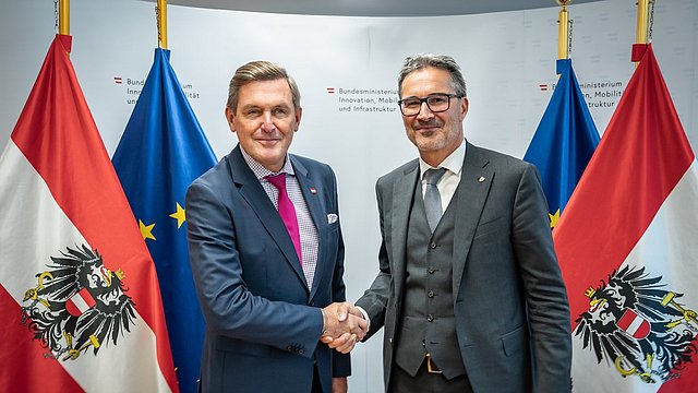 © Ministero federale austriaco per l'Innovazione, la Mobilità e le Infrastrutture/Tobias Holzer Lunedì 13 ottobre, a Vienna, il presidente della Provincia Arno Kompatscher (a destra) ha incontrato il ministro federale Peter Hanke per un colloquio di lavoro. Al centro del colloquio l'importanza fondamentale della cooperazione lungo l'asse del Brennero e le attuali questioni di politica dei trasporti.