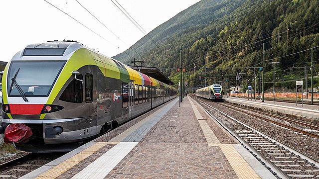 © Südtiroler Transportstrukturen AG/Manuela Tessaro Am Samstag, 25. Mai, können alle Inhaber von Abos für den öffentlichen Nahverkehr und des EuregioFamilyPass alle öffentlichen lokalen Verkehrsmittel und einige Seilbahnen innerhalb der Europaregion Tirol, Südtirol, Trentino kostenlos nutzen.