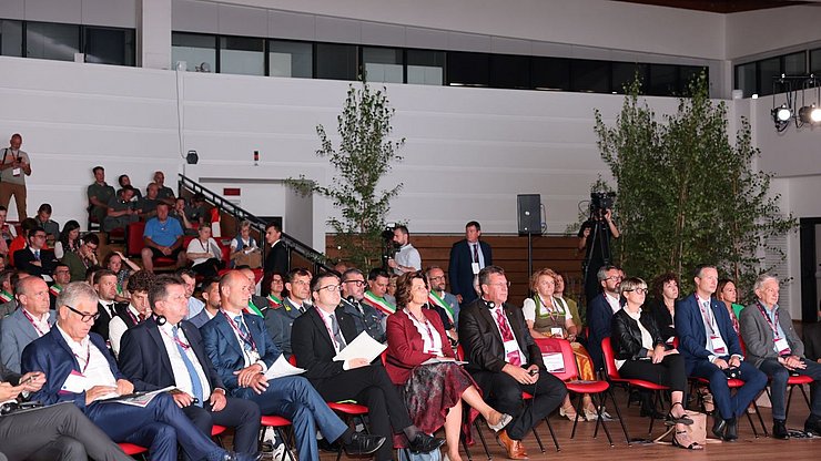 Der heutige Euregio-Gemeindentag mit Euregio-Präsident Maurizio Fugatti (3.v.r.). Südtirols Landesregierung war durch Landesrätin Maria Hochgruber Kuenzer (2.v.r.) vertreten, Südtirols Gemeinden durch Gemeindenverbandspräsidenten Andreas Schatzer (4.v.l.)