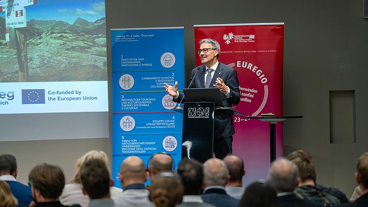 LPA Daniel Von Johnston Landeshauptmann von Südtirol spricht am Pult