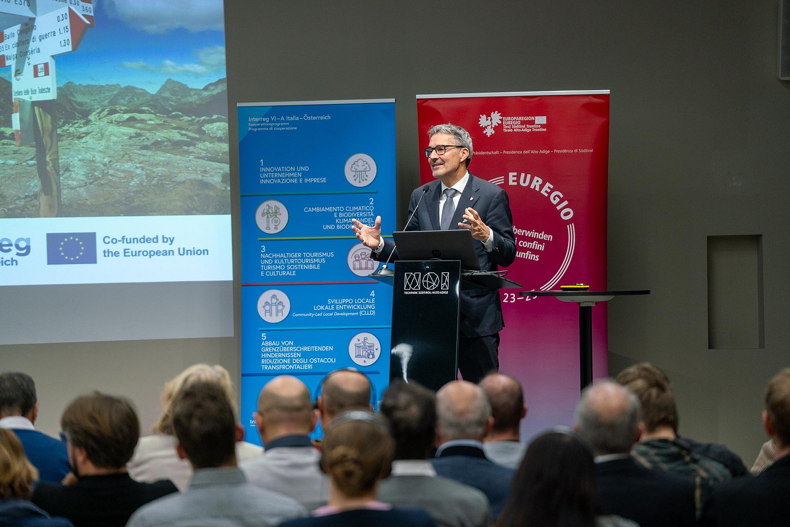© LPA Daniel Von Johnston Landeshauptmann von Südtirol spricht am Pult