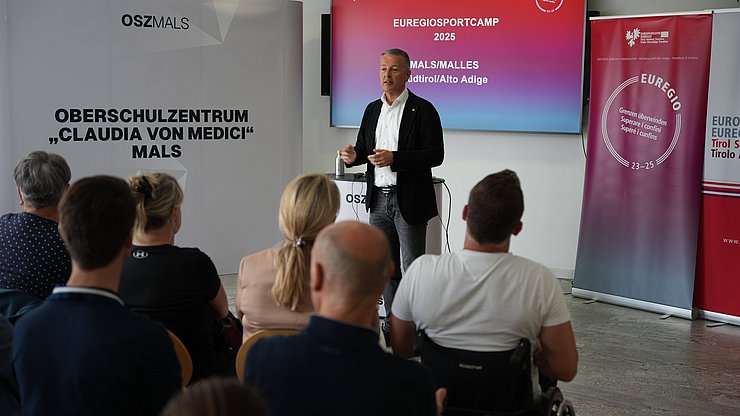 L'assessore provinciale allo Sport Peter Brunner durante l'incontro Euregio: “L'EuregioSportCamp dimostra come lo sport costruisca ponti.” 