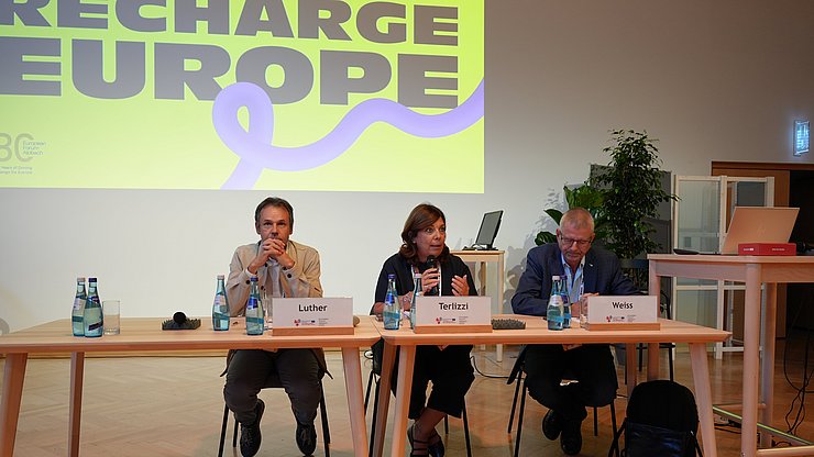 Die ReferentInnen vom Workshop „Bildung für zukunftorientierte Kompetenzen und hochwertige Arbeitsplätze in der Euregio“: (von links) Stefan Luther (Direktor Abteilung Arbeitsmarktservice der Provinz Bozen), Stefania Terlizzi (Direktorin Trentiner Agenzia del Lavoro), Dietmar Weiss Die ReferentInnen vom Workshop „Bildung für zukunftorientierte Kompetenzen und hochwertige Arbeitsplätze in der Euregio“: (von links) Stefan Luther (Direktor Abteilung Arbeitsmarktservice der Provinz Bozen), Stefania Terlizzi (Direktorin Trentiner Agenzia del Lavoro), Dietmar Weiss (Arbeitsmarktservice AMS)