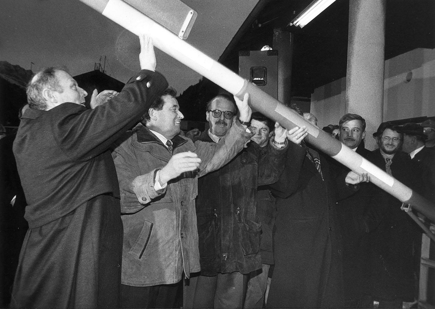 © Athesia Gruber (auf Anfrage bei Athesia zu erhalten) (von links) Luis Durnwalder und Wendelin Weingartner bei der Aufhebung des Grenzbalkens am Brenner im Jahr 1998